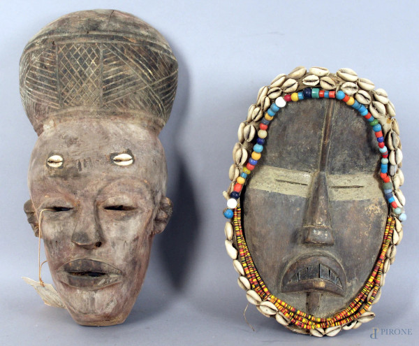 Lotto composto da due maschere in legno, arte africana, altezza max. 34 cm.