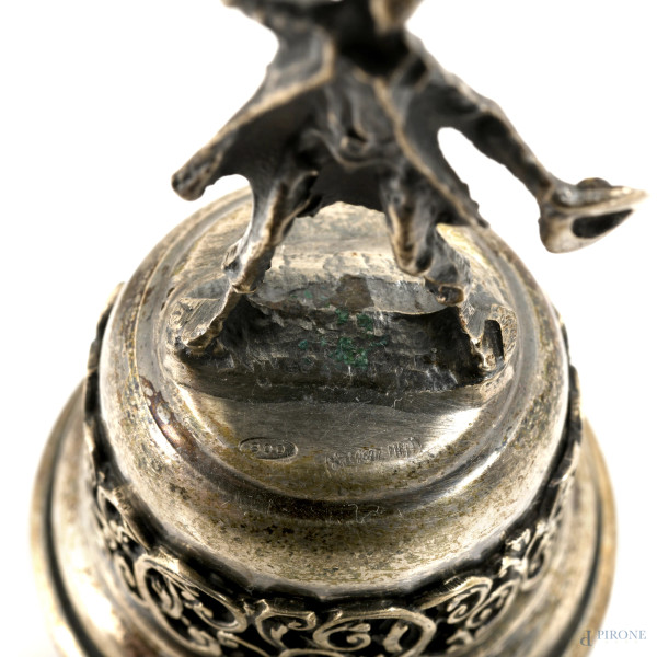 Scacchiera in onice con perimetro e piedini in argento,, cm 6x46x46, pedine in argento, XX secolo...