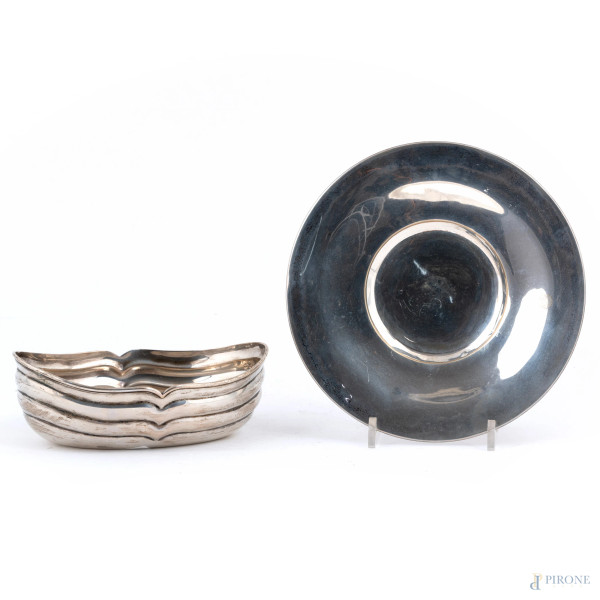 Lotto di un piatto e un centrotavola in argento 800/000, misura massima cm 6x19, peso complessivo gr 290