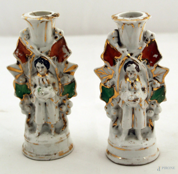 Coppia di candelieri in porcellana a decoro di figure,  h. 16 cm
