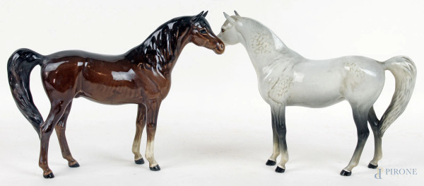 Lotto di due cavallini in porcellana inglese marchio Beswick England, cm h 17, XX secolo.