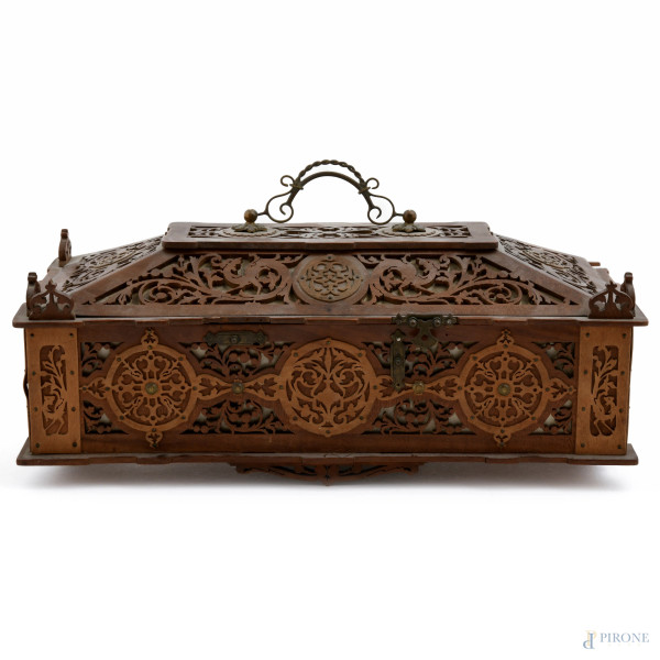 Scatola in legno riccamente intagliata a traforo a volute vegetali, XX secolo, cm 14x32,5x15, (difetti)