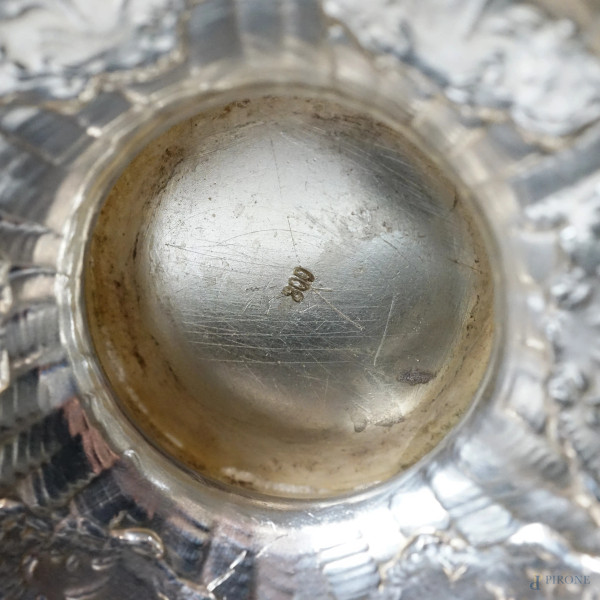 Servizio da thè e caffè in argento sbalzato e cesellato, inizi XX secolo, composto da teiera, caf...