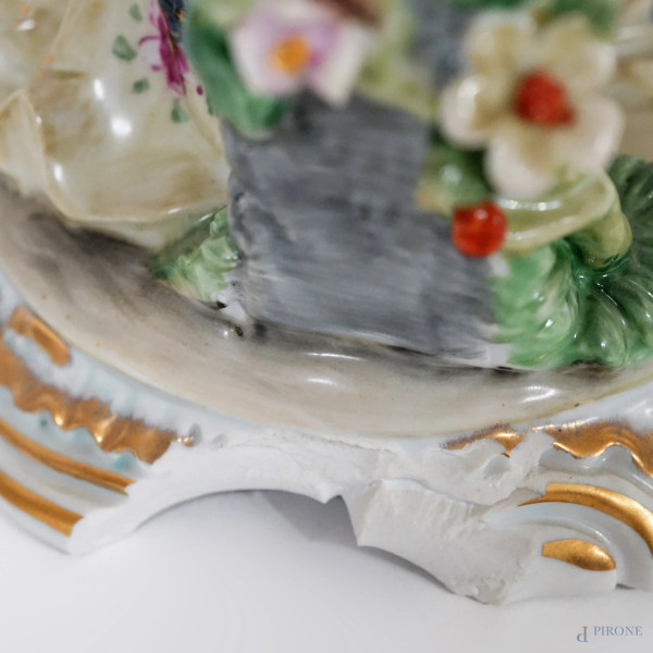 Scultura in porcellana policroma rappresentante una figura femminile con due colombe, XX secolo, ...