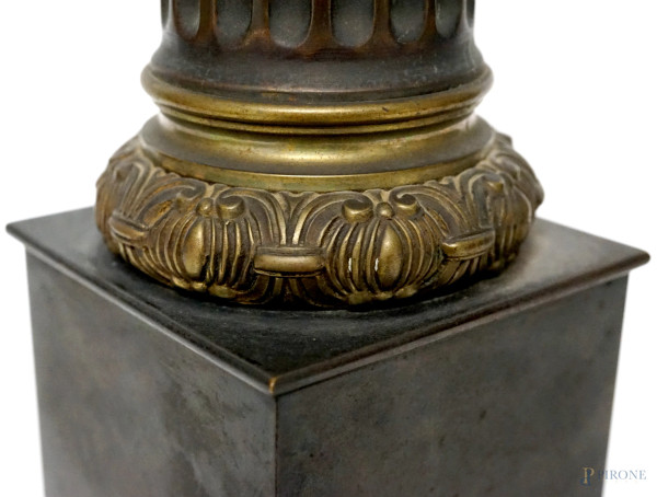 Lampada a foggia di colonna scanalata, in metallo e bronzo cesellato e sbalzato, XX secolo, altez...