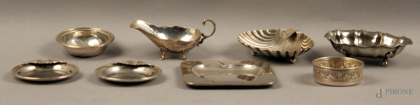Lotto composto da otto oggetti diversi in argento, gr. 350.