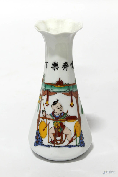 Vasetto in porcellana chiara a decoro di fanciullo, arte orientale, marcata, h. 15 cm.