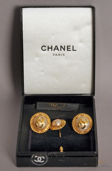 Bigiotteria Chanel composta da due paia di orecchii e una spilla.