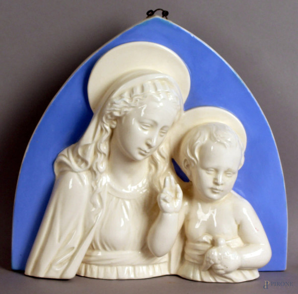Madonna con Bambino, placca ad altorilievo in ceramica smaltata, altezza 25 cm.