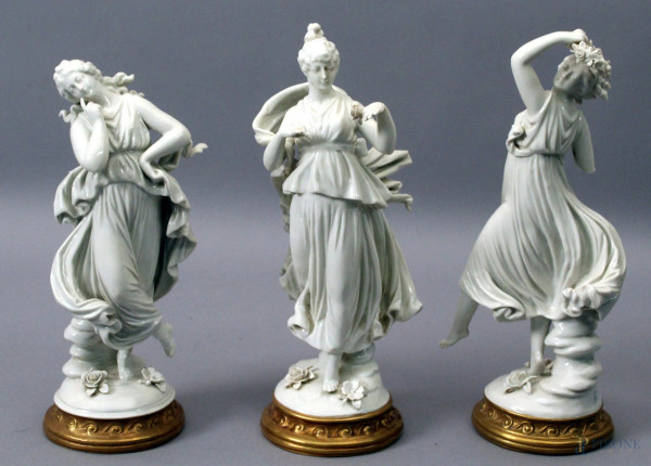 Le Tre Grazie, scultura in porcellana bianca, H 25 cm, (una con mancanza).