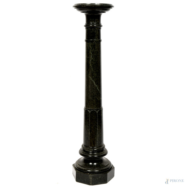 Colonna tornita in marmo verde, altezza cm 110,5, (difetti)