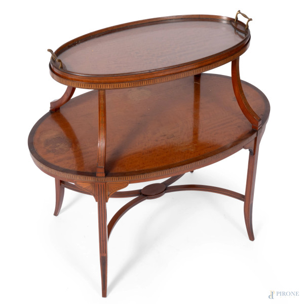 Tavolino in legno intarsiato in vari essenze a doppio ripiano ovale con gambe raccordate. Piano s...