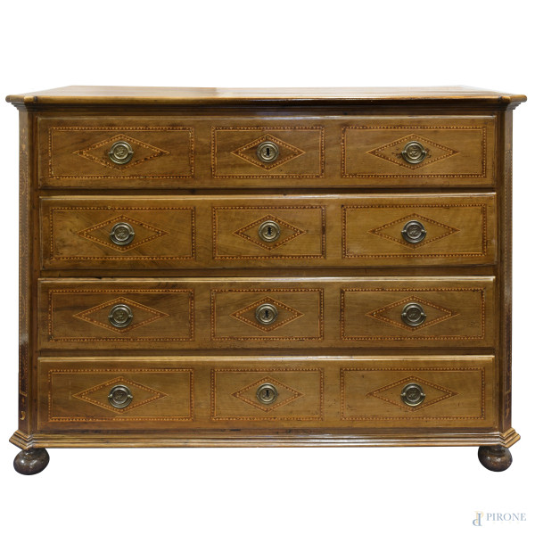 Cassettone intarsiato in varie essenze con fronte scandito da quattro cassetti. Piedi a pomo e piano con cornice ad intarsio. XIX secolo, cm 109x148x63, (scalfiture, graffi, segni di usura)