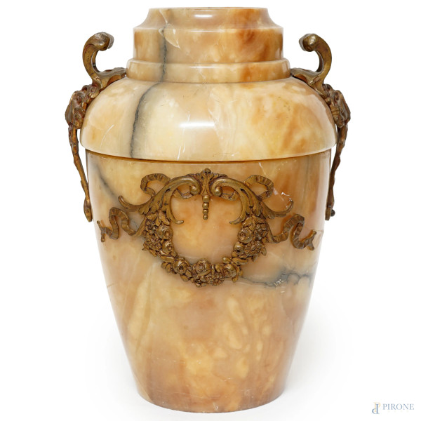 Vaso in alabastro con anse e corpo decorati con inserti in bronzo dorato, altezza cm 36 (rotture)