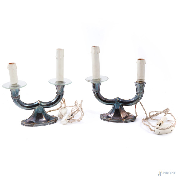 Coppia di candelabri in metallo argentato montati a lampade da tavolo, XX secolo, cm 20,5x21, (segni di usura, difetti, da revisionare)