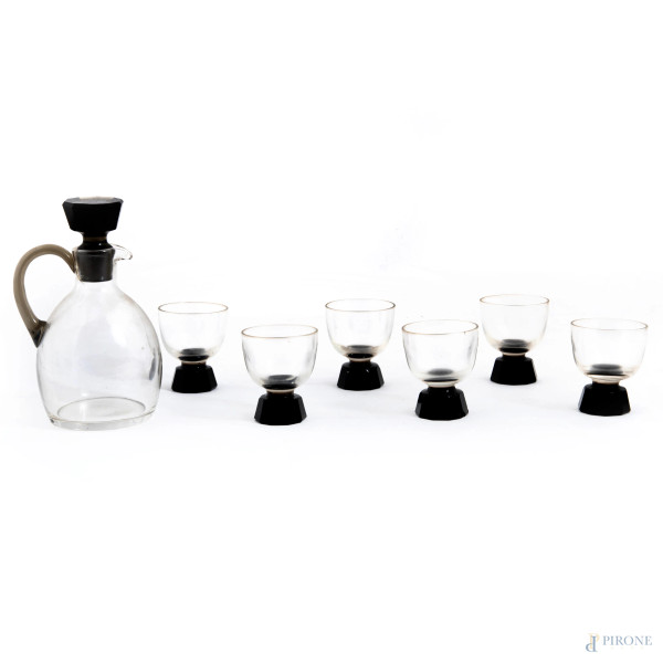 Servizio da liquore in vetro composto da sei bicchierini e un versatoio, XX secolo, misure massime cm 14,5