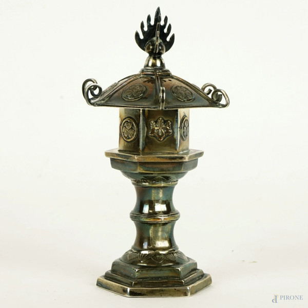 Salierina a forma di pagoda in argento, cm h 10, arte orientale, peso gr. 40.