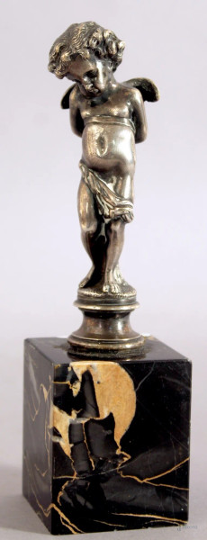 Putto alato, scultura in metallo argentato, poggiante su base in marmo, altezza 10,5 cm, primi &#39;900.