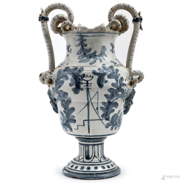 Vaso  con anse serpentiformi in maiolica dipinta con decori vegetali e scorci di paesaggio nei torni del bianco e dell'azzurro, XX secolo, (cadute di smalto stannifero, difetti di cottura, mancanze, rotture e felature)