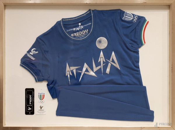 Arnaldo Pomodoro, Maglia ufficiale della Squadra Italiana alle Olimpiadi di Pechino del 2008 con logo disegnato dal Maestro, entro cornice