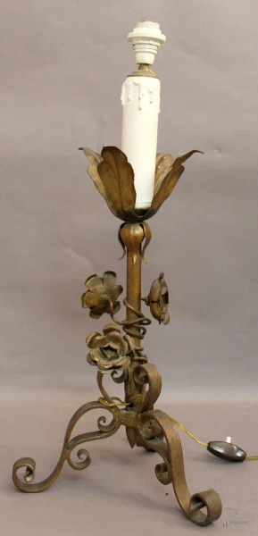 Lampada in ferro battuto, primi &#39;900, H 54 cm.