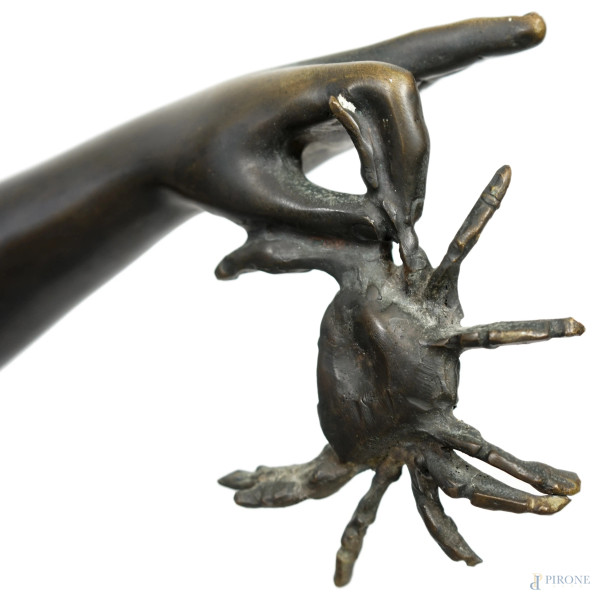Pescatorello, scultura in bronzo, base in marmo verde, a firma De Martino, cm h 111 circa