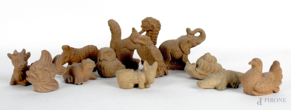 Lotto di tredici animali in terracotta, misure max cm h 7,5x6x2, XX secolo