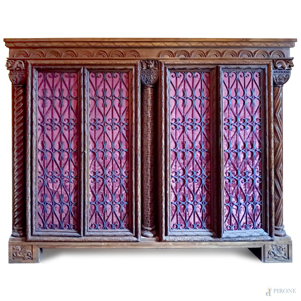 Mobile a balaustra in legno finemente intagliato. Fronte scandito da quattro ante inquadrate da tre colonne. Piedi a mensola con dragoni a rilievo, XX secolo, cm 190x253x51, (segni di usura, graffi, scalfiture)