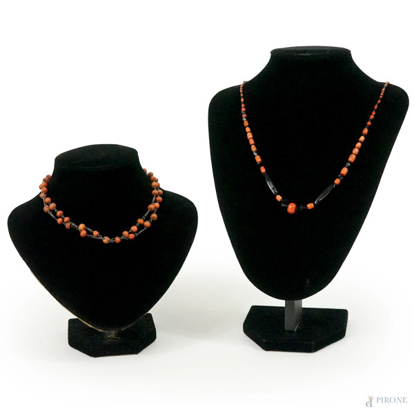 Lotto composto da due collane in corallo e perline nere, lunghezza max cm 80, (imperfezioni)