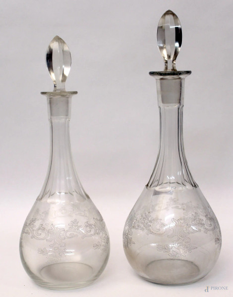 Coppia bottiglie in vetro inciso, H 38,5 cm.