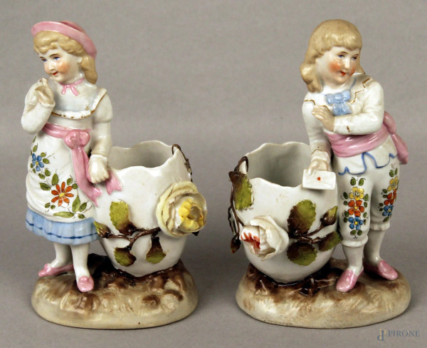 Fanciulli con ceste, coppia di sculture in porcellana tedesca, H 15 cm, (difetti).