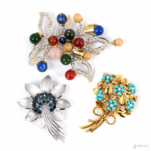 Lotto composto da 3 spille di bigiotteria, misure massime cm 10x8, (difetti)