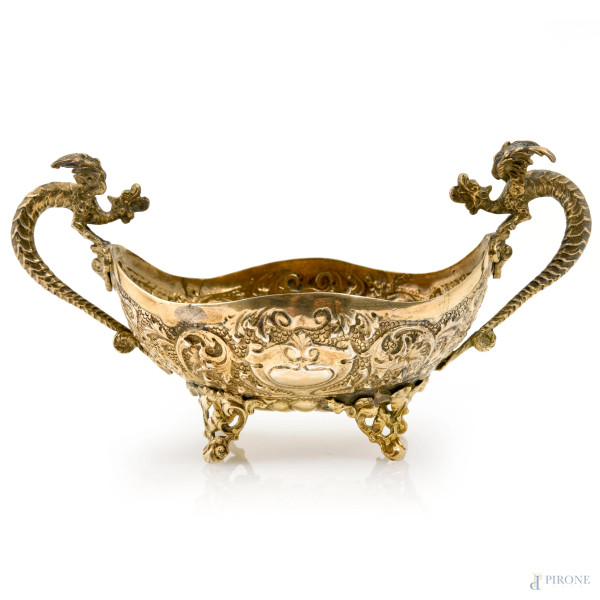 Alzatina in argento vermeil riccamente cesellata e sbalzata a motivi vegetali, poggiante su quattro piedini, manici a foggia di drago, XIX-XX secolo, cm 8x15,5x7,5, gr. 100
