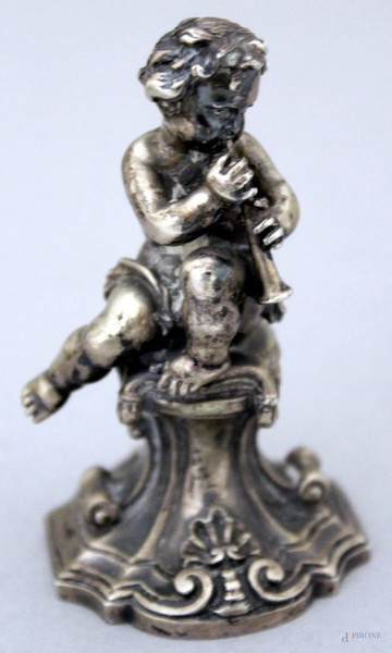 Putto musicante, scultura in argento, altezza 9 cm, gr. 140.