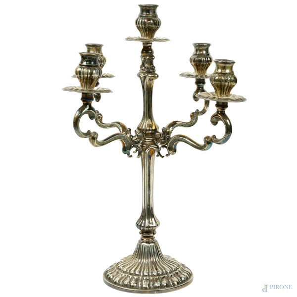 Candelabro a cinque luci in argento 800, Alessandria, prima metà XX secolo, particolari incisi e sbalzati, cm h 36,5, peso lordo gr.950