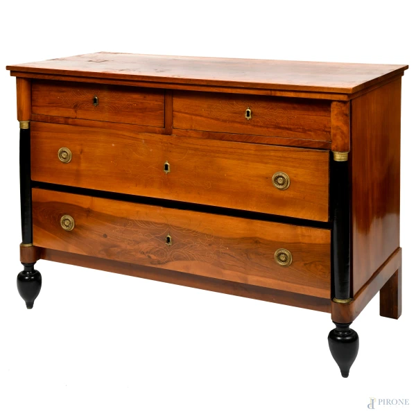 Comò stile impero in noce con rifiniture in bosso, fornte a quattro cassetti con inserti bronzei, fiancheggiati da colonnine laccate nere , XIX secolo,  cm 100,5x134x64,5, (difetti)