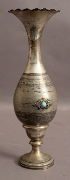 Vasetto in argento con applicazioni in pietra, H 29 cm, gr. 260.