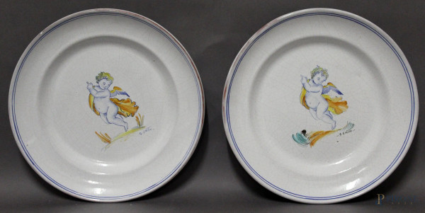 Lotto composto da due piatti in ceramica, dipinti a soggetto di putti, diametro massimo 15 cm.