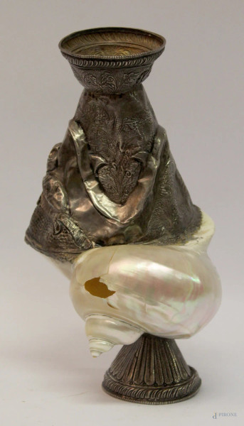 Alzata con conchiglia in argento, h. 24 cm