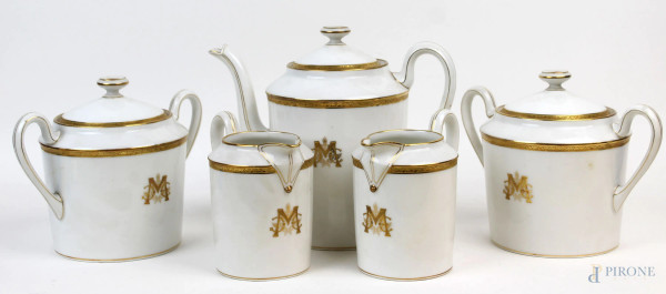Servizio da thé in porcellana bianca con finiture dorate, Limoges, XX secolo, composto da: una teiera, due lattiere e due zuccheriere, (lievi difetti)