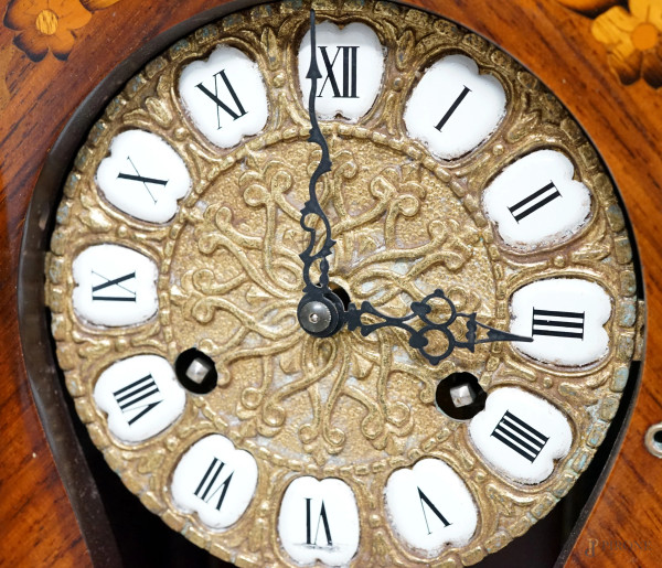 Pendola con mensola in stile Luigi XV, decori floreali e finiture in bronzo dorato, misure orolog...