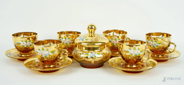 Lotto composto da zuccheriera e sei tazzine con sei piattini in vetro dorato e dipinto a motivi floreali, alt. max cm 11, XX secolo.
