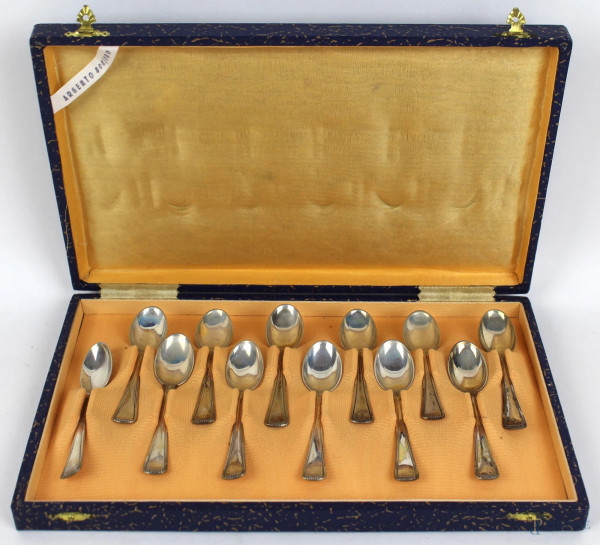 Dodici cucchiaini in argento, gr. 160, entro custodia originale.