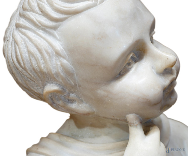 Coppia di sculture in marmo bianco di Carrara raffiguranti putti, XX secolo, altezza max cm 104