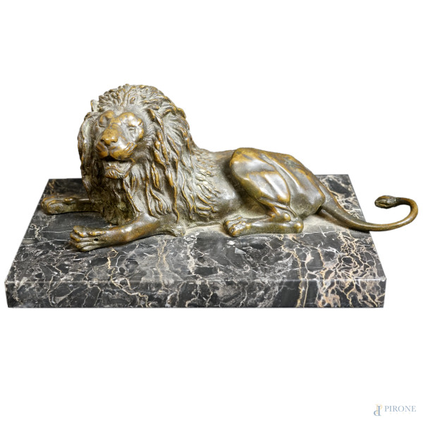 Leone, scultura in bronzo brunito, poggiante su base in marmo, cm h 10x30x11 circa