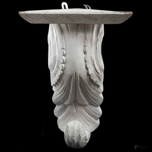 Mensola in legno intagliato e dipinto, XX secolo, cm 40x30x24, (segni di usura, difetti)