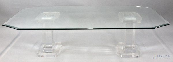 Basso tavolo da salotto, piano in cristallo molato, basi in plexiglass, cm h 41x160x100, XX secolo