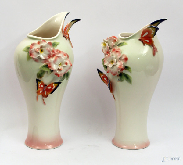 Coppia di vasi in porcellana policroma con fiori e farfalle a rilievo, marcate Fade, h. cm 37.