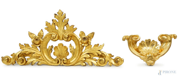 Lotto di 2 fregi in legno intagliato e dorato, XIX secolo, decori scolpiti a motivi vegetali, floreali, volute e conchiglia centrale, misura massima cm 38 x 83,5