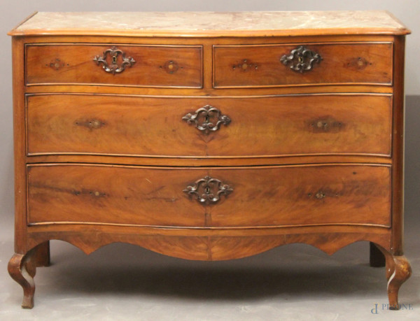 Comò di linea mossa in mogano a quattro cassetti, piano in marmo XIX°sec., h 95x130x59 cm.